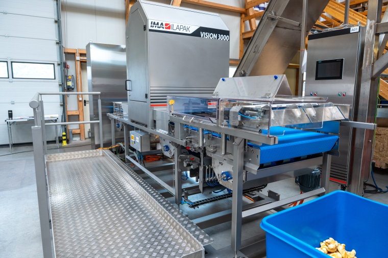 The baked goods are inspected directly on the conveyor belts of the Ilapak...