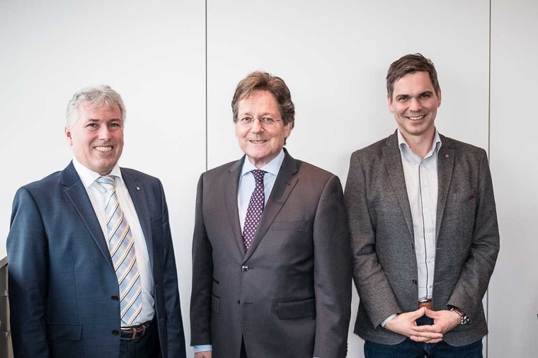 Dem in Wiesbaden erstmalig gewählten Vorstand des Bundesverbandes gehören als...