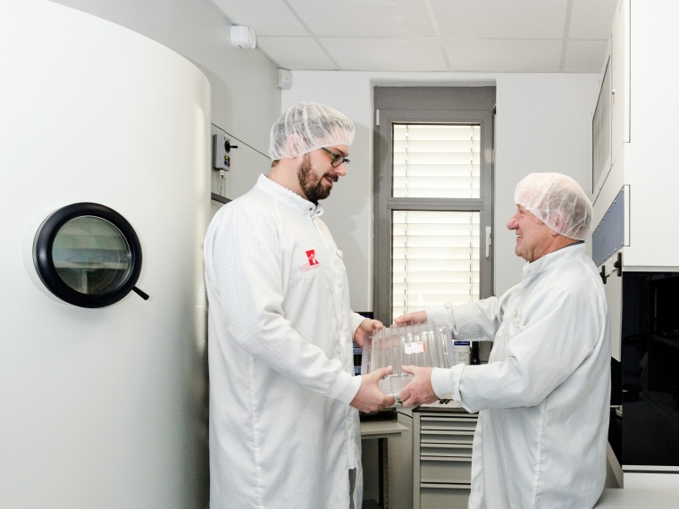 Übergabe der Produktionsleitung Laseroptik von Uwe Schallenberg an Christian...