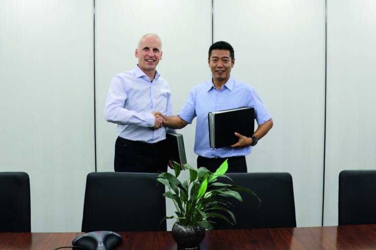 links: Dietmar Ley (CEO, Basler), rechts: Guan Qunli (Vorsitzender Sanbao...