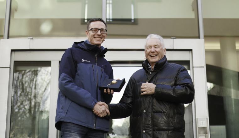 Daniel Scholz-Stein (links) und Norbert Stein bei der Staffelstabübergabe...