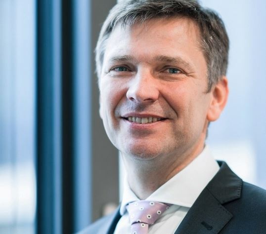 Manuel Hüsken, Vice President Global Sales bei Mahr, und Cesar Weigmann, neuer...