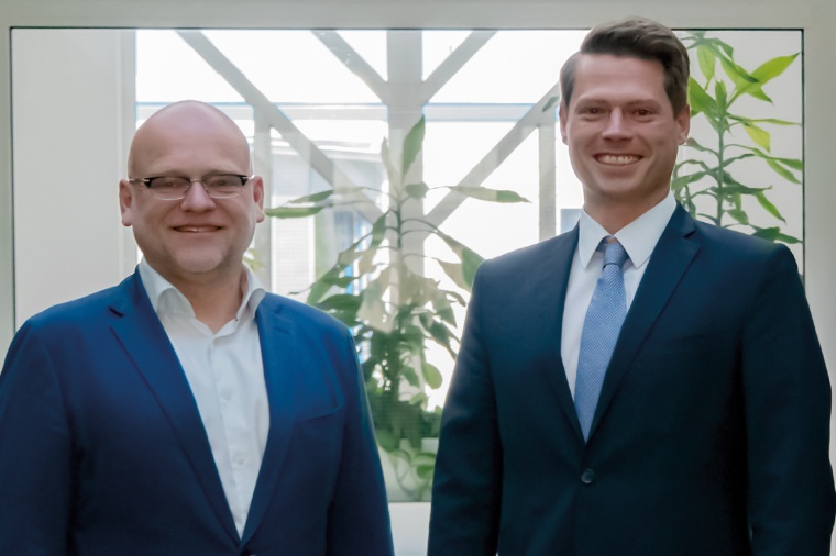 Andreas Börner (r.), Geschäftsführer bei Laser 2000, mit Ronald Bartel,...