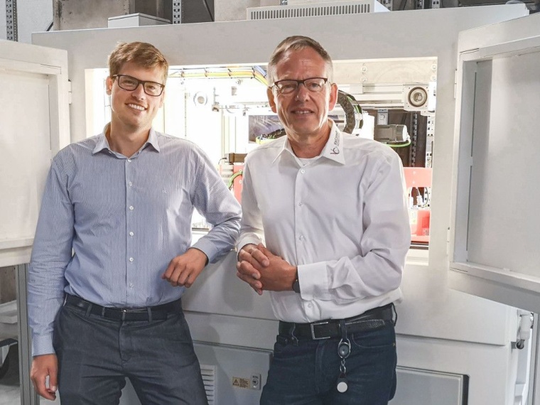 Die beiden Geschäftsführer Hajo (r.) und Lennart Schulenburg vor einer inline...