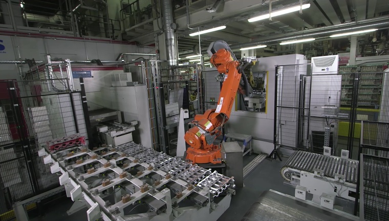 Ein Roboter bestückt Zeiss VoluMax automatisch mit den zu prüfenden...