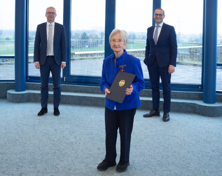 Polytec-Gründerin Lossau mit dem Bundesverdienstkreuz. Bild: Polytec