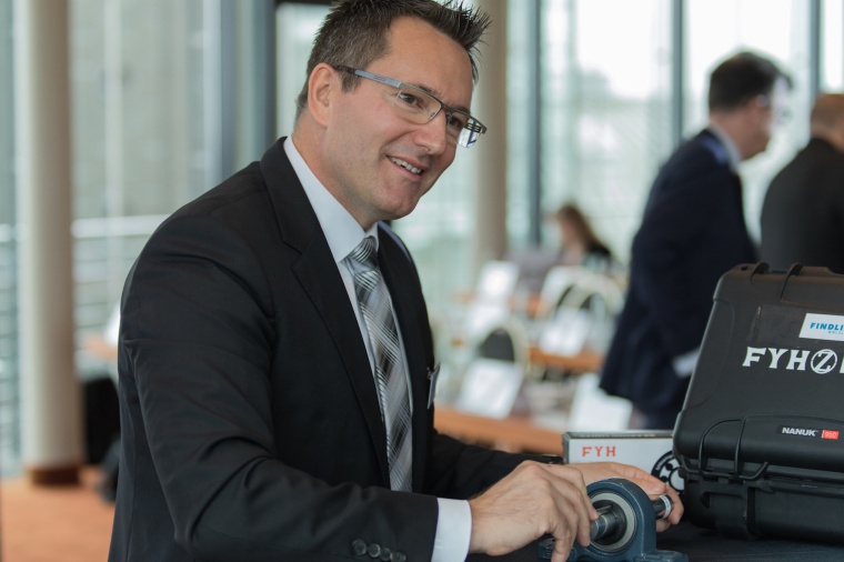 Klaus Findling, Geschäftsführer des Unternehmens Findling Wälzlager, stellt...