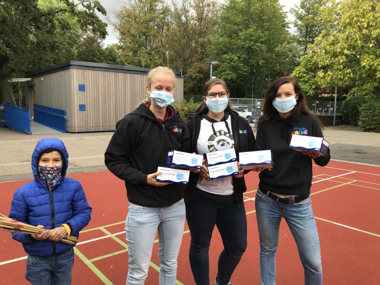 Frankfurter Schülerinnen und Schüler freuen sich über die neuen...