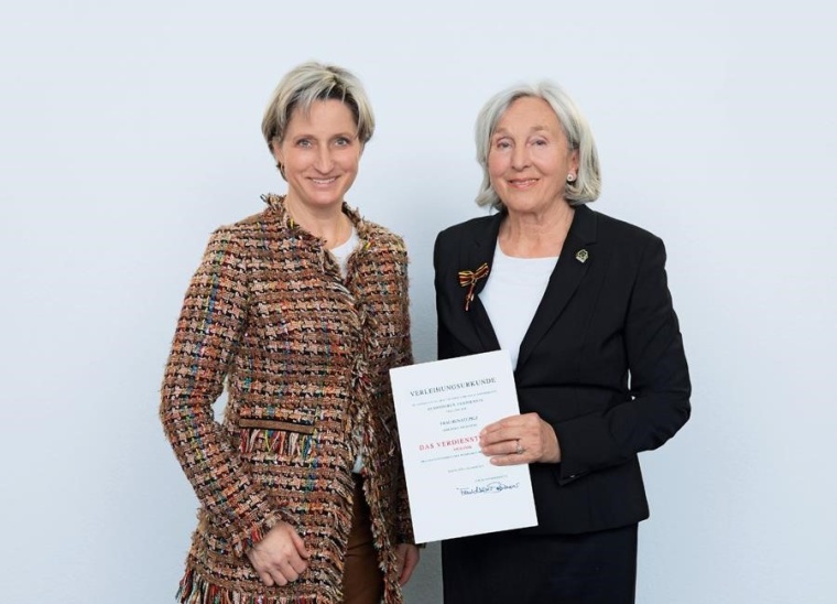 Renate Pilz erhält von der baden-württembergischen Wirtschaftsministerin...
