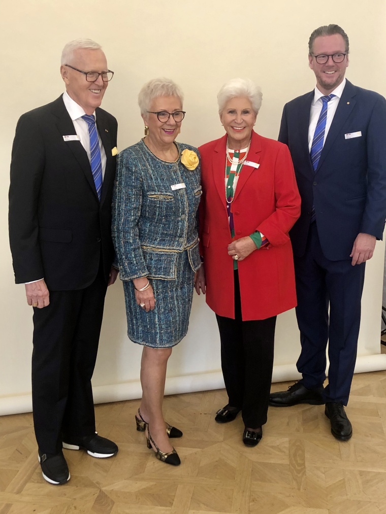 Dietmar, Margrit und Philip Harting (rechts) freuten sich mit Ursula Parriche...