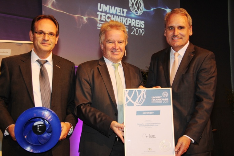 Umweltminister Franz Untersteller (Mitte) überreicht...
