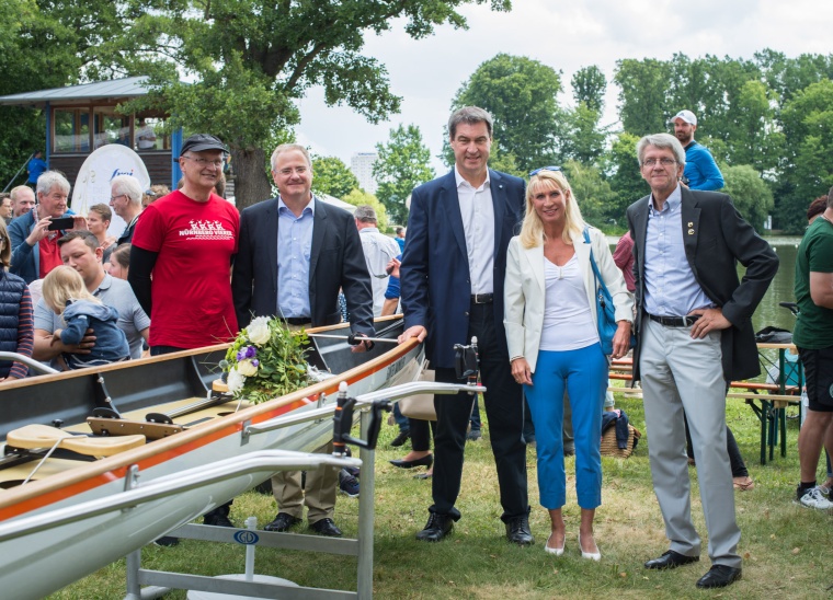 Freuten sich über das Ruderboot für den Jugendbereich (v.l.n.r.): 3....