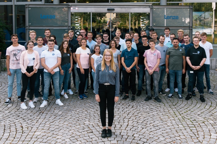 Die neuen Azubis und Studis bei Lenze, im Vordergrund Madeline Müller. Sie...