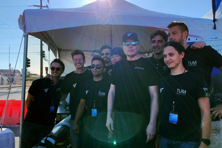 Das TUM Hypleoop-Team mit Elon Musk.