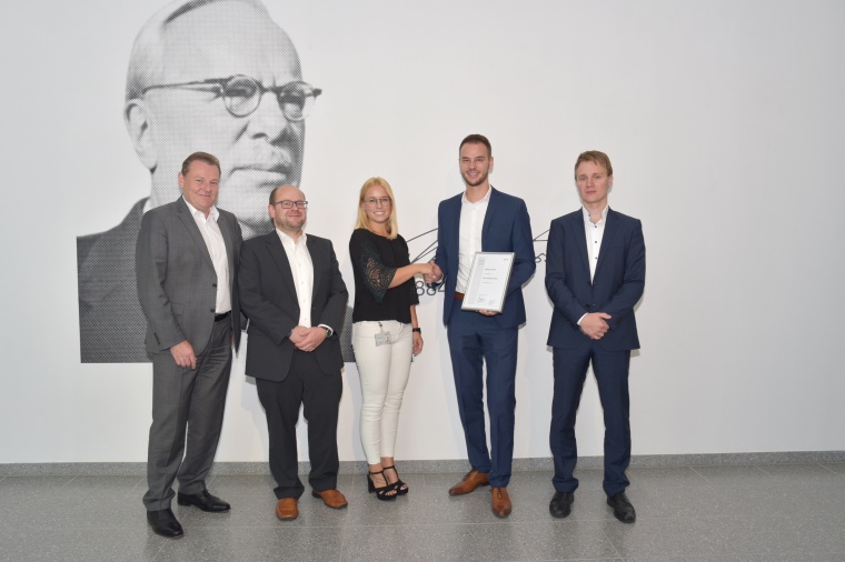 Übergabe der Urkunde zur Anerkennung als „Key Supplier 2018“ an Balluff:...