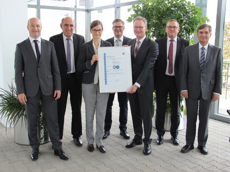Anfang September wurde das Zertifikat an Phoenix Contact übergeben (v.l.n.r.):...