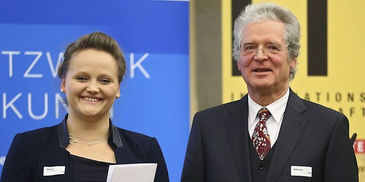 Die Gewinnerin der Verleihung 2016 strahlt.