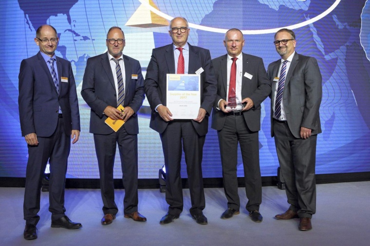 Preisübergabe an Mahr-Geschäftsführer Stephan Gais (3. von rechts) und Uwe...