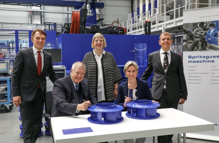 Aufsichtsratsvorsitzender Uwe Ziehl und Wirtschaftsministerin Nicole...