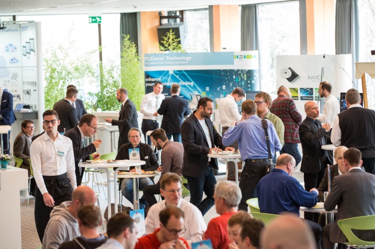 Besucher auf dem Marktplatz Industrie 4.0