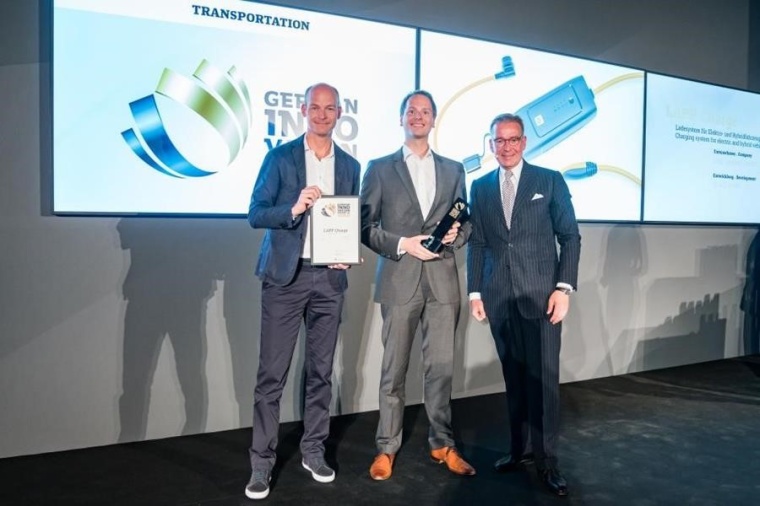 CEO Matthias Lapp und Sven von Boetticher, Inhaber von ID AID nehmen den German...