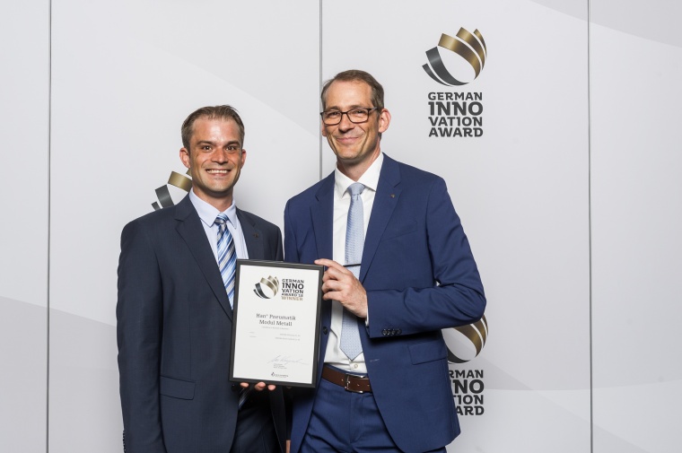 Frank Quast (rechts), Leiter Produktmanagement Installation, und Produktmanager...