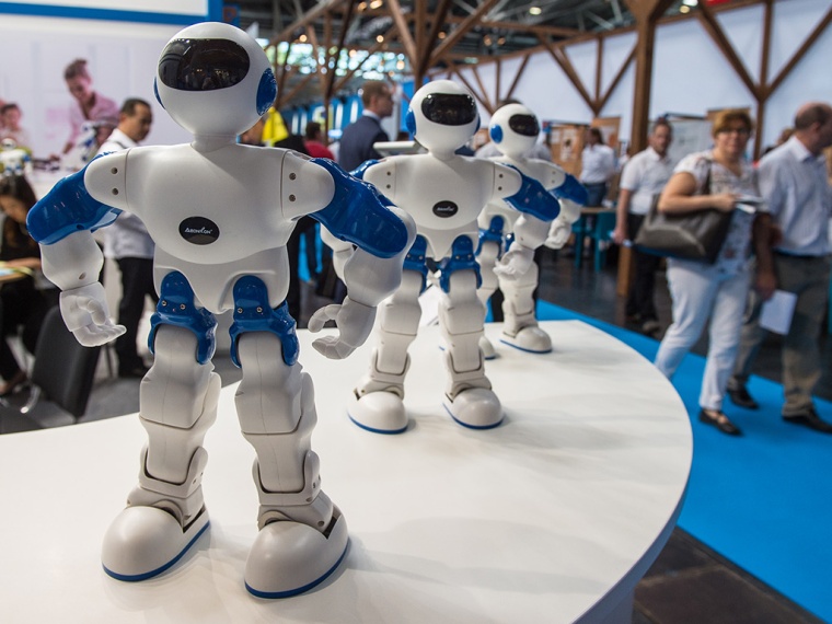 Arbeitnehmer weltweit haben nur wenig Bedenken, wenn Robotik und KI in die...
