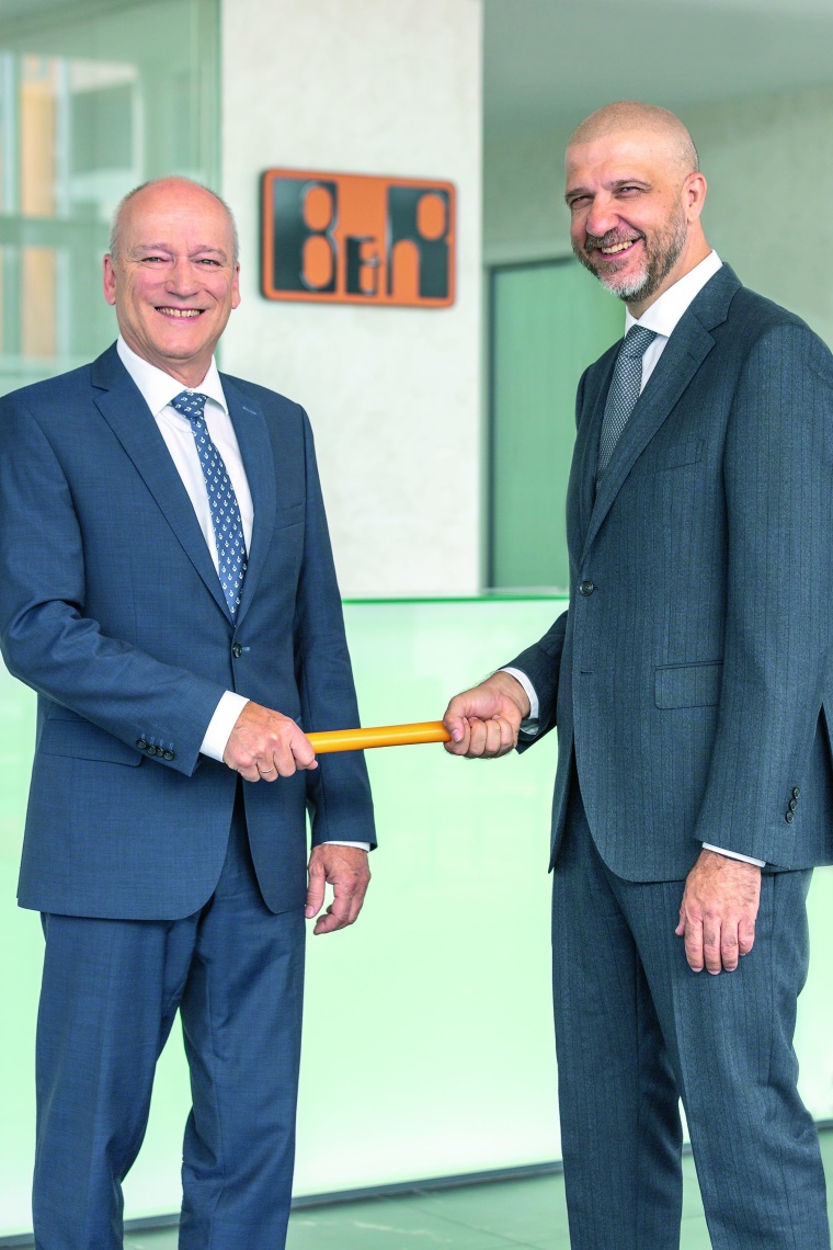 Peter Gucher (links) geht nach 34 Jahren bei B&R in den Ruhestand und übergibt...