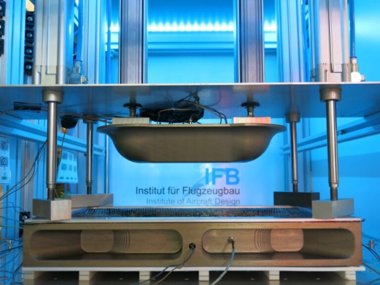 Modularer Teststand zur Umformung von Kohlenstofffaser-Textilien am IFB....