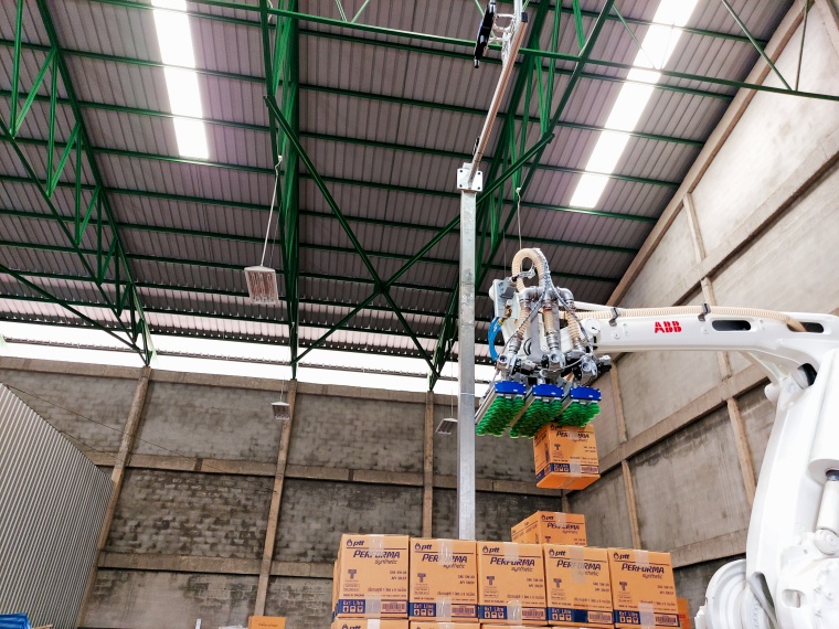 Mit einer Ensenso-3D-Kamera von IDS depalettiert der ABB-Roboter Kisten...