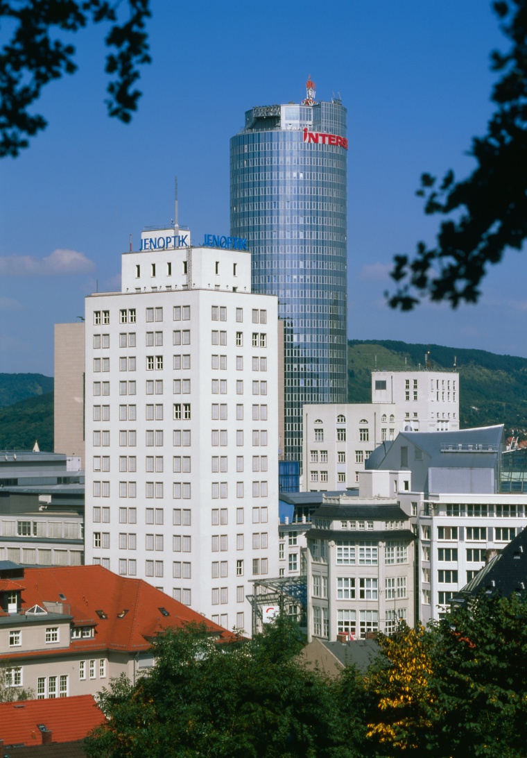 Die Zentrale vom Jenoptik in Jena: das Ernst-Abbe-Hochhaus (Foto: Günter...