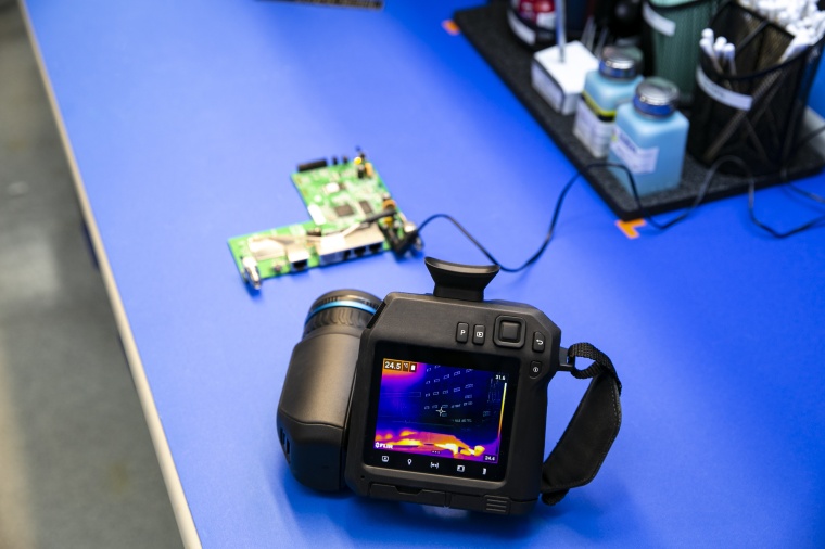 Wärmebildkamera Flir T865 bei Elektronikinspektion (Bild: Teledyne Flir)