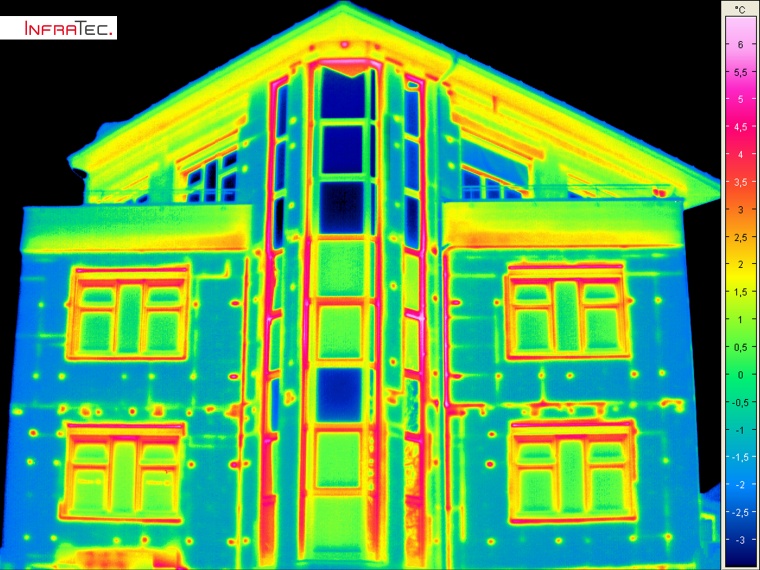 Thermografieaufnahme eines Gebäudes mit Wärmedämmplatten (Bild: Infratec)