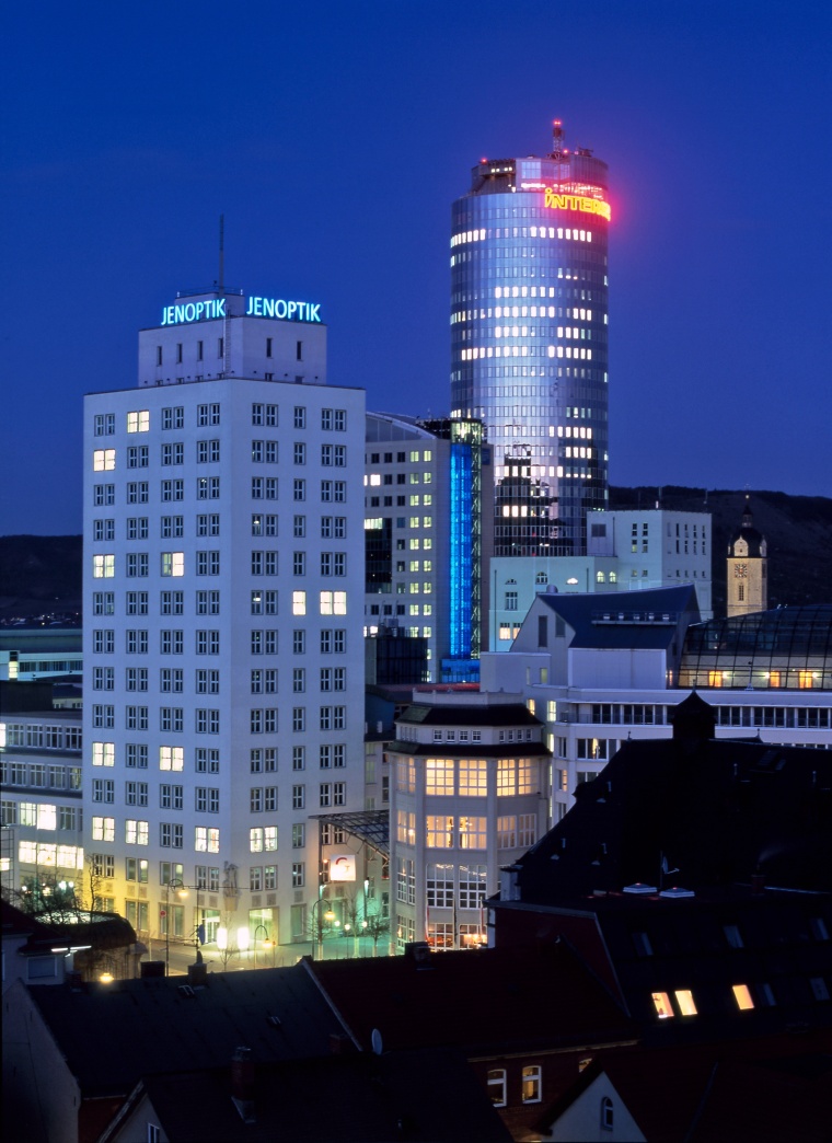 Das Ernst-Abbe-Hochhaus in Jena, die Zentrale von Jenoptik (Bild: Günter...