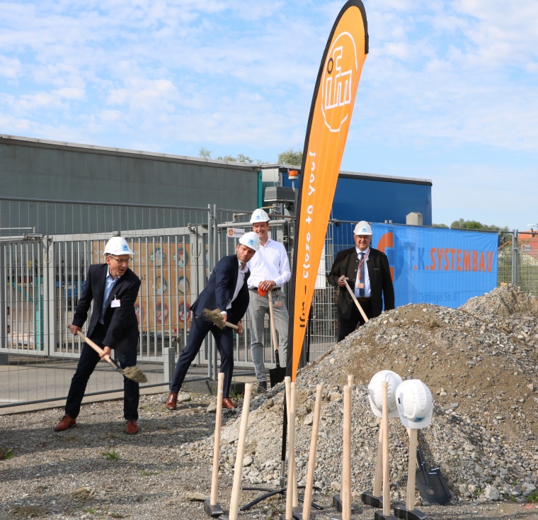 Der symbolische erste Spatenstich für das neue Logistikzentrum von IFM in...