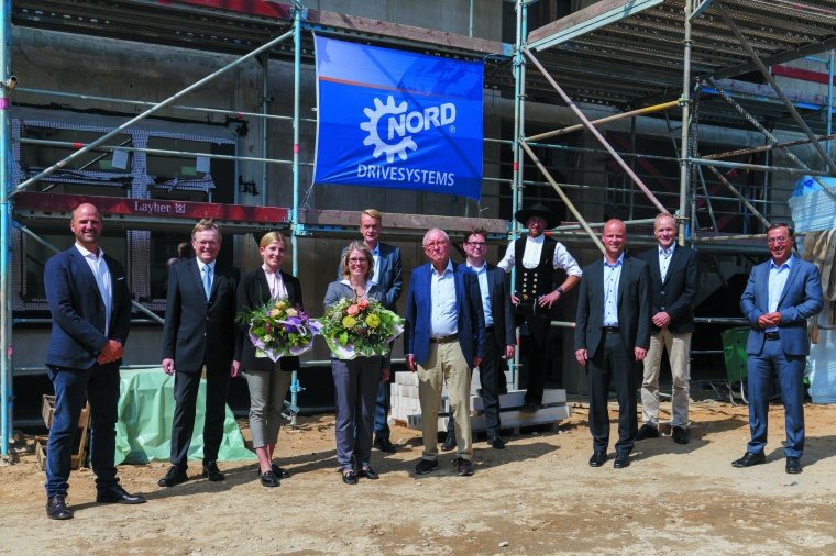 Projektbeteiligte und Verantwortliche von Nord Drivsystems feierten mit dem...