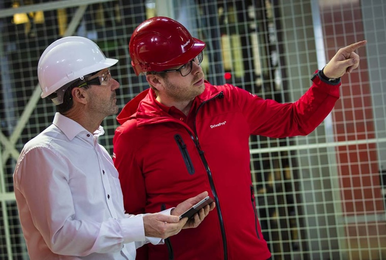 Danfoss-Experten nehmen Frequenzumrichter vor Ort unter die Lupe. Bild: Danfoss