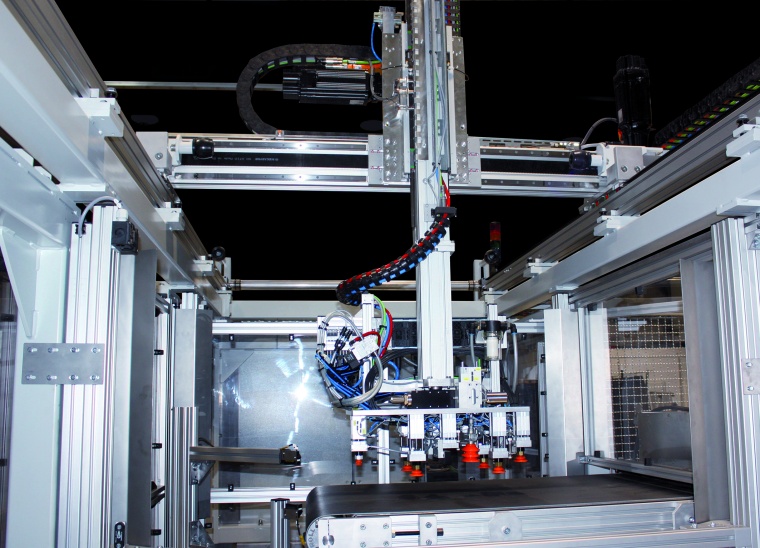 Das Achssystem von KUK-automation besteht aus zwei parallel angeordneten...