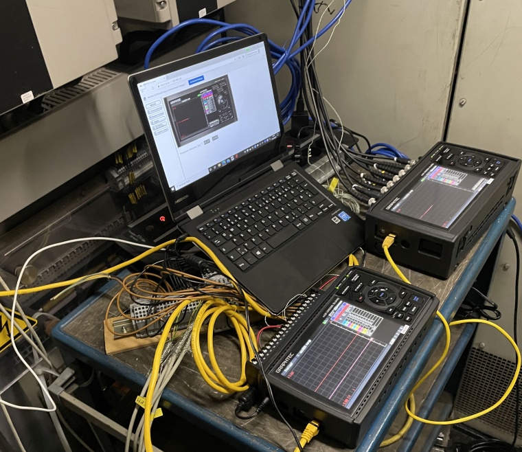 Die Datenlogger im Einsatz auf dem Arbeitstisch im Führerstand: im Vordergrund...