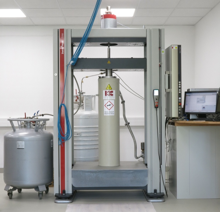 Tieftemperaturtest mit der ZwickRoell AllroundLine Z250 SW bei 4 Kelvin. (Bild:...