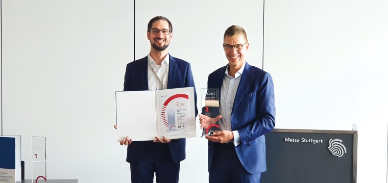 Imago-Geschäftsführer Carsten Strampe (r.) nimmt den inspect award 2022...