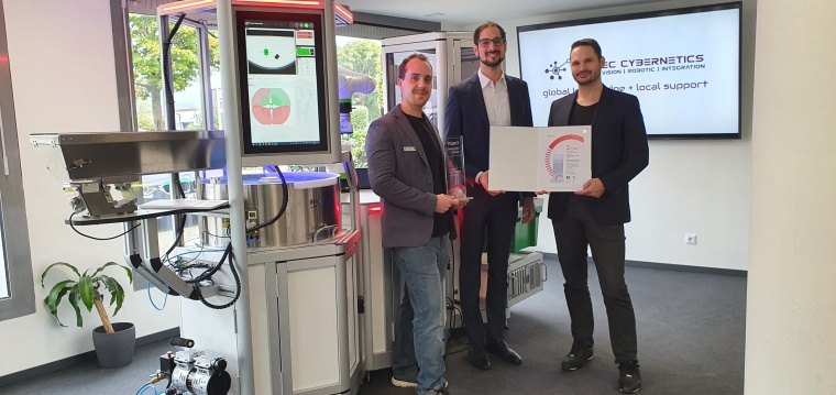 Die stolzen Gewinner, Andreas Welzl, CTO (l.), und...