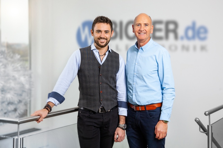 Tom Bicker (l.) und Markus Bicker führen die Geschäfte von Bicker Elektronik...