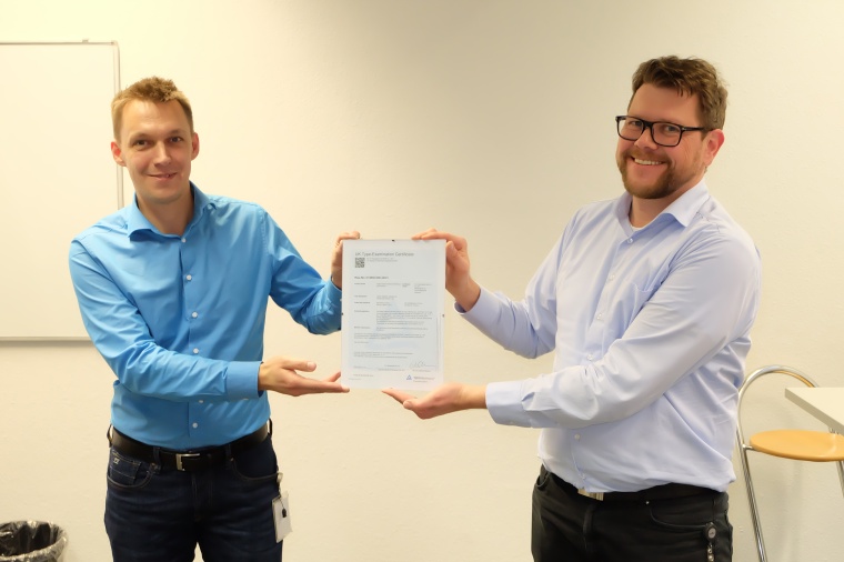 Erstes UKCA-Zertifikat für Schmersal: Jörg Eisold (l.), Schmersal Gruppe, und...