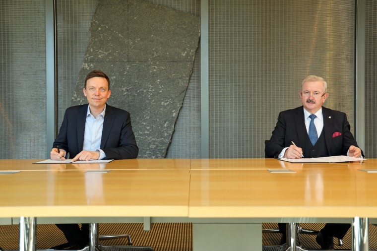 Der saarländische Ministerpräsident Tobias Hans (l.) und der Präsident der...