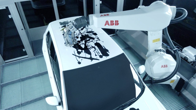 PixelPaint-Roboter von ABB haben ein abstraktes Kunstwerk des jungen Künstlers...