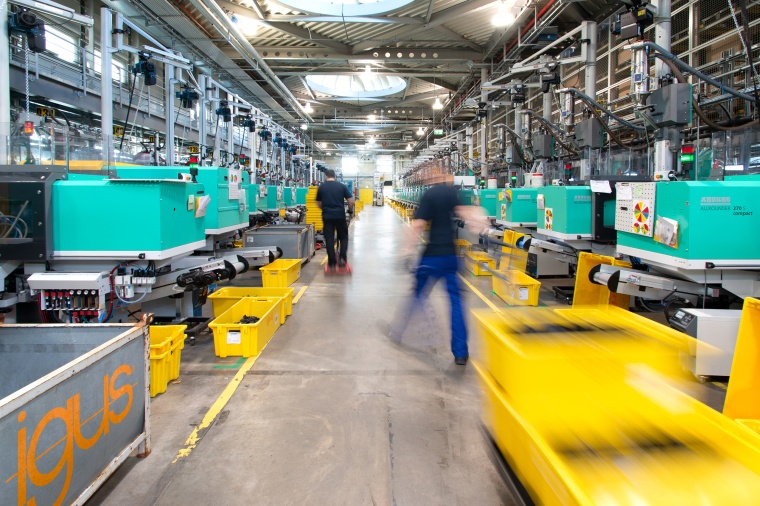Insgesamt 500 neue Spritzgussmaschinen werden bei der igus GmbH in Köln...