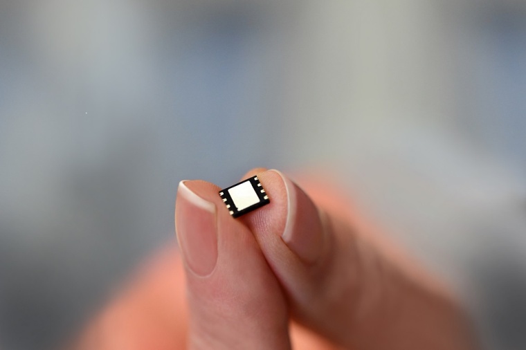 Der Chip ist 6 x 5 mm groß und nur noch ein Viertel so lang wie eine...