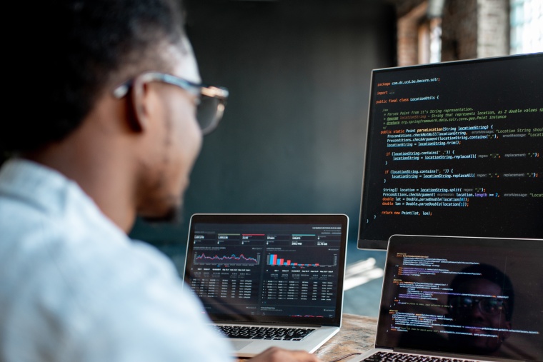 Entwickler bei der Arbeit. Bildquelle: Pressekit von Avnet Embedded