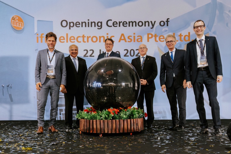 Bei der Einweihung des neuen Firmensitzes der Niederlassung Singapur: Martin...